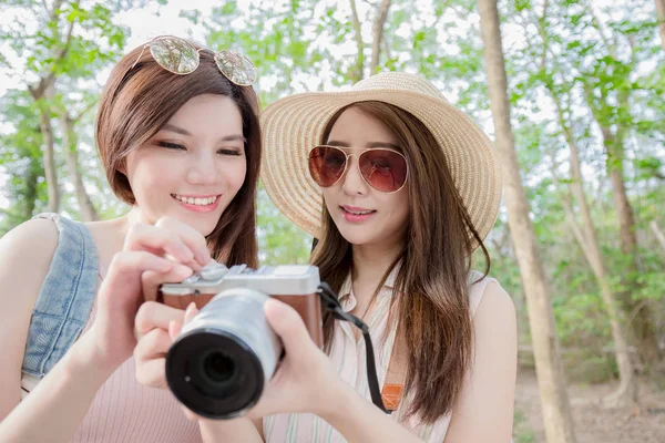 Due Donne Bellezza Con Macchina Fotografica Nella Foresta — Foto Stock