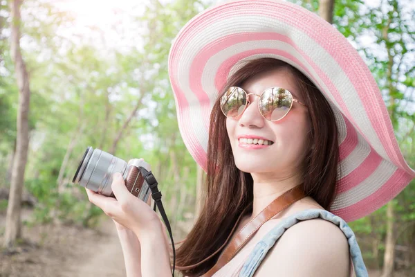 Mulher Beleza Com Câmera Sorrindo Alegremente Floresta — Fotografia de Stock