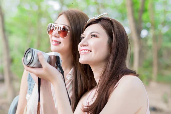 Zwei Schöne Frauen Mit Kamera Die Irgendwo Hinschauen — Stockfoto