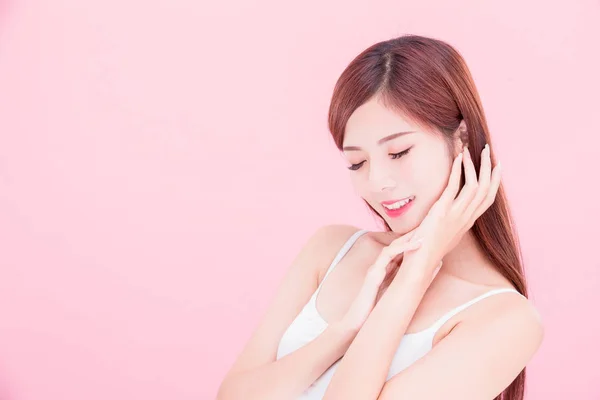 美容护肤妇女微笑着在粉红色的背景快乐 — 图库照片