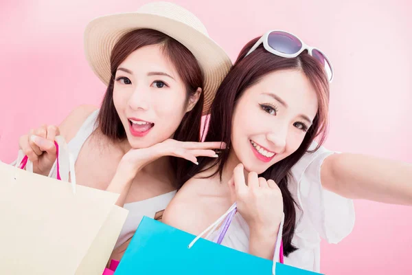 Dvě Nákupní Ženy Užívající Selfie Šťastně Růžovém Pozadí — Stock fotografie
