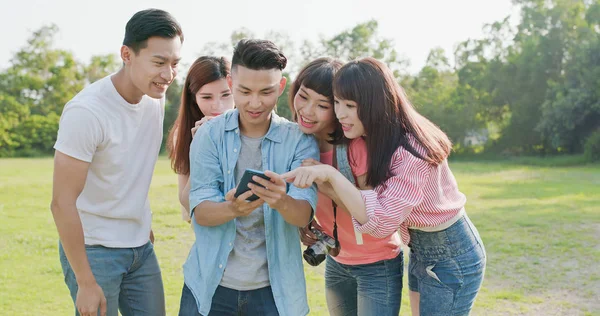 Ihmiset Ottavat Selfie Onnellisesti Matkustaessaan — kuvapankkivalokuva