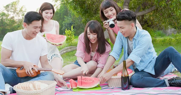 Ludzie Jedzenie Arbuza Szczęśliwie Piknik — Zdjęcie stockowe