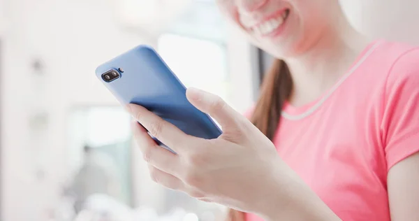 Close Woman Using Phone Internet Shopping — Stock Photo, Image