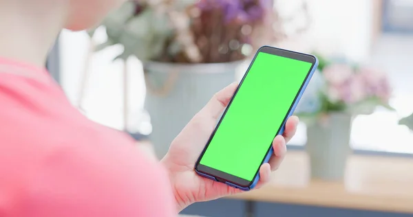 Жінка Тримає Мобільний Телефон Зеленим Екраном — стокове фото