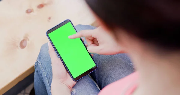 Vrouw Met Mobiele Telefoon Met Groen Scherm — Stockfoto