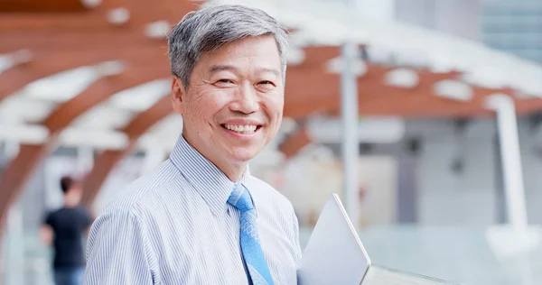 Viejo Hombre Negocios Con Cuaderno Sonriendo Alegremente Usted — Foto de Stock