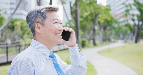 Starý Obchodník Šťastně Usmívala Mluvit Telefonu — Stock fotografie