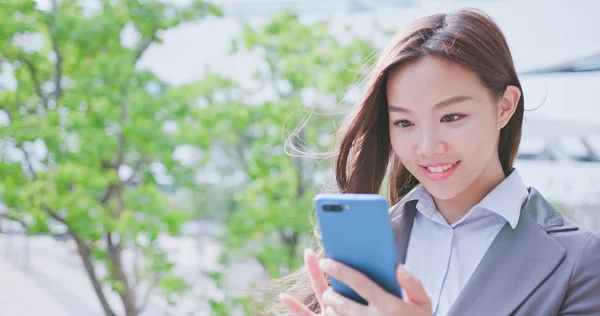 Бізнес Леді Посміхається Щасливо Використовує Телефон — стокове фото