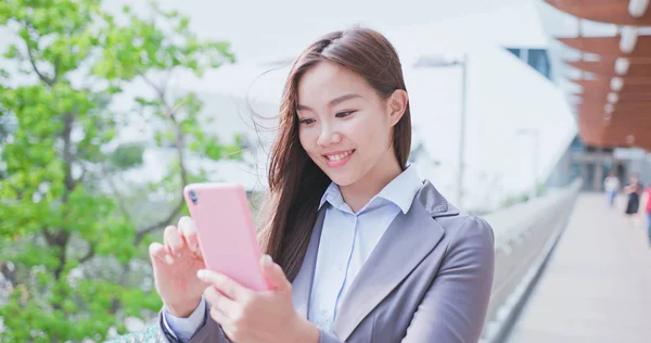 Geschäftsfrau Lächelt Glücklich Und Telefoniert — Stockfoto