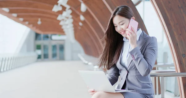 Obchodní Žena Pomocí Počítače Mluvit Telefonu — Stock fotografie