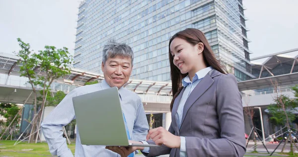 Gente Negocios Con Computadora Hablando Felizmente —  Fotos de Stock