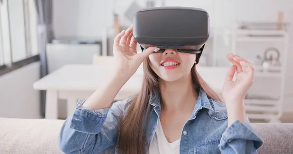 Mulher Sentada Sofá Vestindo Fone Ouvido Realidade Virtual Feliz — Fotografia de Stock