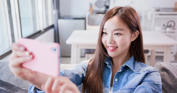 Mulher Tomando Selfie Telefone Feliz Casa — Fotografia de Stock