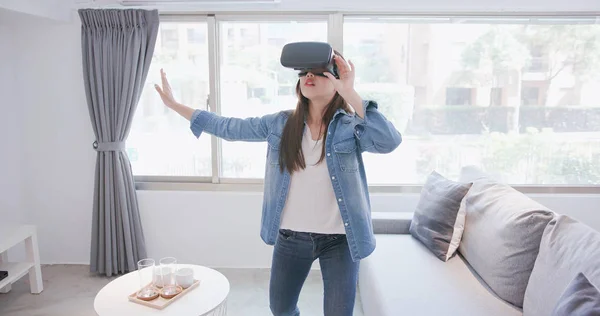 Donna Indossando Cuffie Realtà Virtuale Toccando Qualcosa — Foto Stock