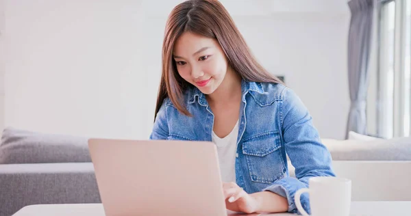 アジアの女性が自宅でコンピューターを使用して — ストック写真