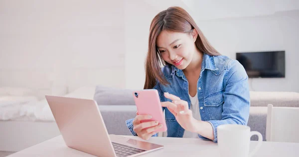 Vrouw Met Telefoon Computer Tijdens Het Werken Thuis — Stockfoto