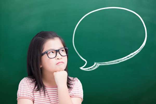 Ongelukkig Meisje Denken Iets Met Tekstballon Groene Schoolbord — Stockfoto