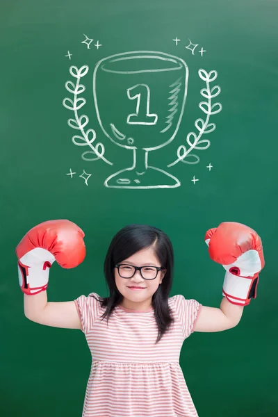 Mignonne Fille Portant Des Gants Avec Numéro Tableau Blanc Vert — Photo