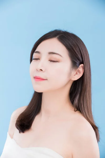 Schönheit Hautpflege Frau Fühlt Sich Entspannt Mit Geschlossenen Augen Auf — Stockfoto