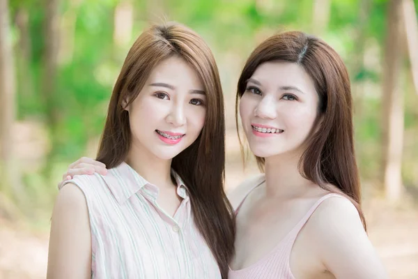 Дві Красиві Жінки Бюстгальтерах Посміхаються — стокове фото