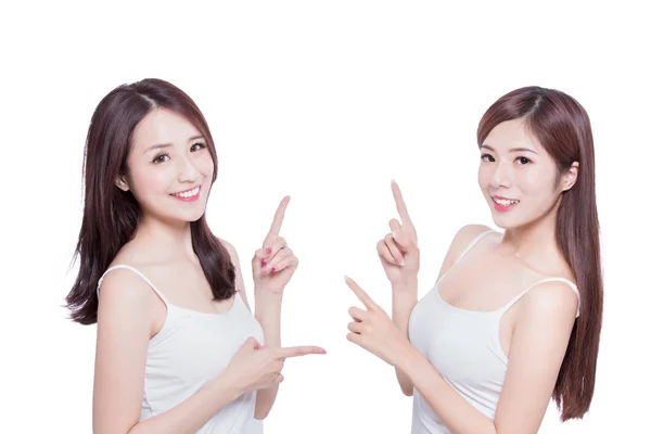 Duas Mulheres Beleza Skincare Mostrando Algo Fundo Branco — Fotografia de Stock