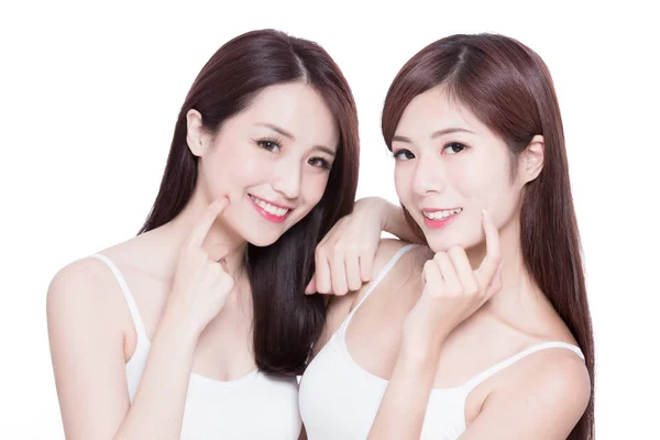 Twee Schoonheid Huidverzorging Vrouwen Tanden Wijzen Witte Achtergrond — Stockfoto