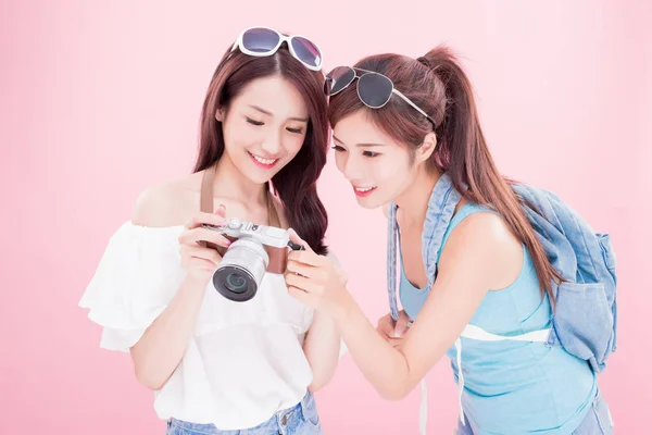 Twee Reizen Vrouwen Met Nemen Camera Roze Achtergrond — Stockfoto