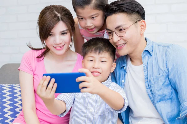 Familia Con Teléfono Tomando Selfie Felizmente Casa — Foto de Stock
