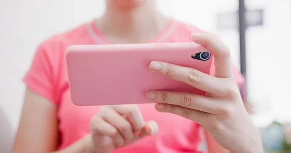 Frau Schaut Sich Video Auf Smartphone Zimmer — Stockfoto