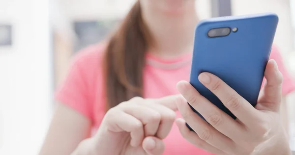 Gros Plan Femme Utilisant Téléphone Dans Chambre — Photo