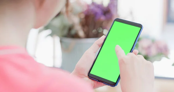 Mujer Sosteniendo Teléfono Celular Con Pantalla Verde — Foto de Stock