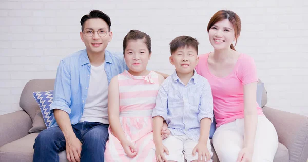 Família Feliz Sorrindo Para Você Casa — Fotografia de Stock