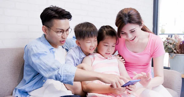 Familie Sitzt Auf Sofa Und Telefoniert Glücklich Hause — Stockfoto