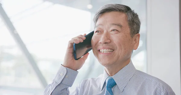 Alter Geschäftsmann Lächelt Glücklich Und Telefoniert — Stockfoto