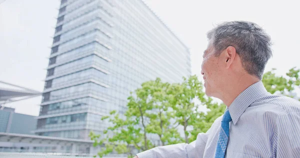 Viejo Hombre Negocios Buscando Algún Lugar Sonriendo Felizmente — Foto de Stock