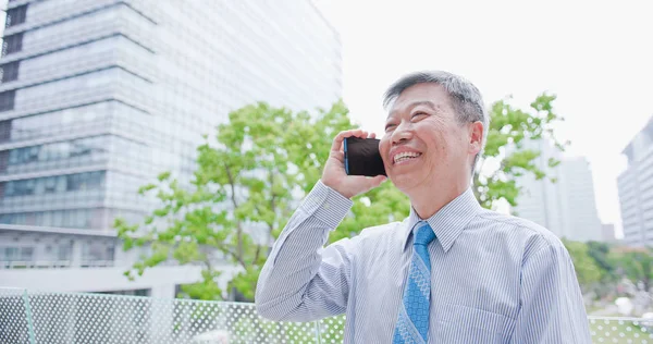 Starý Obchodník Šťastně Usmívala Mluví Telefonu — Stock fotografie