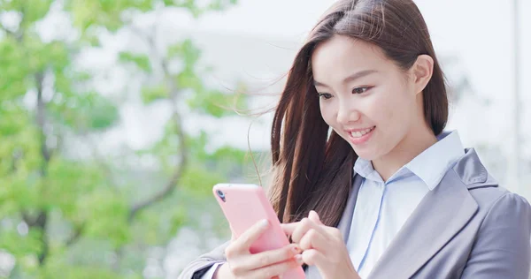 Mujer Negocios Sonriendo Alegremente Usando Teléfono — Foto de Stock