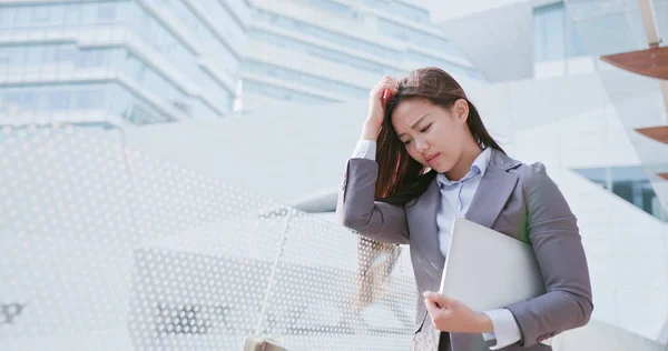 Wanita Bisnis Dengan Komputer Dan Merasa Bingung — Stok Foto