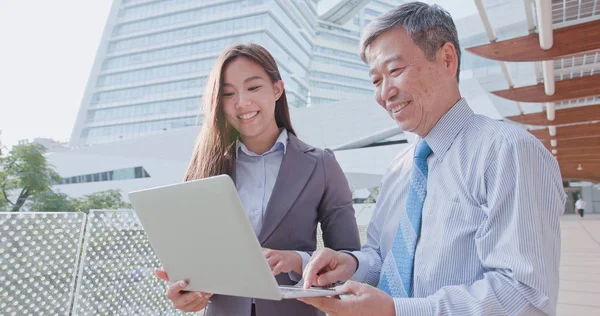 Gente Negocios Con Computadora Hablando Felizmente — Foto de Stock