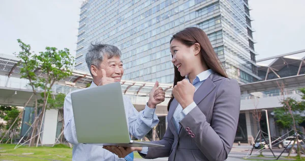 Gente Negocios Con Computadora Hablando Felizmente — Foto de Stock