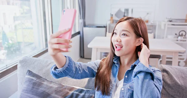 Donna Prendendo Selfie Telefono Felicemente Casa — Foto Stock