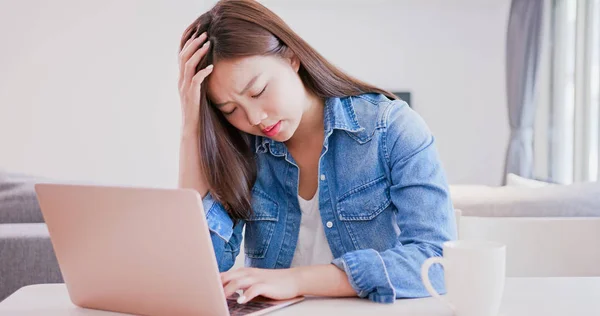 Vrouw Met Behulp Van Computer Thuis Verward Voelen — Stockfoto