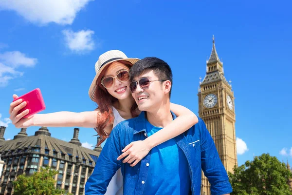 Pareja Tomando Selfie Feliz Cuando Viaja Londres — Foto de Stock