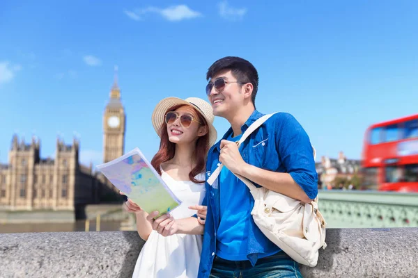 Pareja Con Mapa Viajando Londres — Foto de Stock