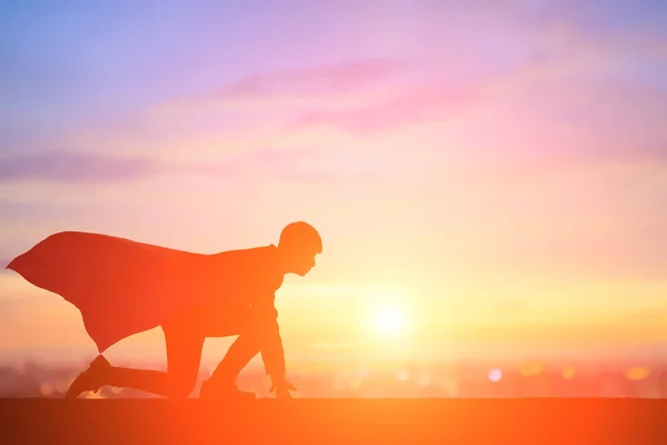 Silueta Super Hombre Negocios Corriendo Atardecer —  Fotos de Stock