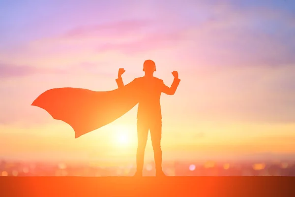 Silueta Super Hombre Negocios Siente Emocionado Atardecer — Foto de Stock