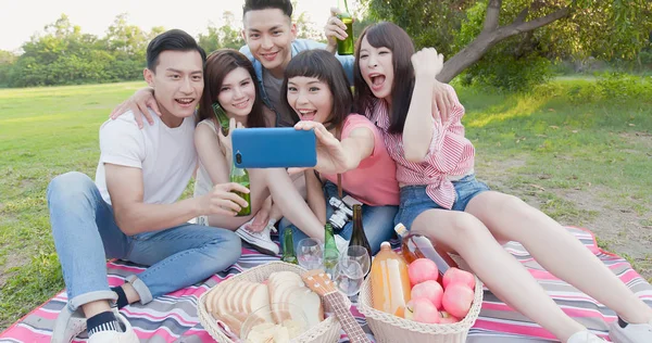 Personas Disfrutando Cerveza Tomando Selfie Felizmente Picnic — Foto de Stock