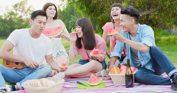 Przyjaciele Szczęśliwie Jedzenie Arbuza Ciesząc Się Piknik — Zdjęcie stockowe