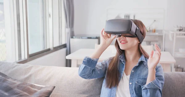 Mujer Sentada Sofá Con Auriculares Realidad Virtual Felizmente —  Fotos de Stock